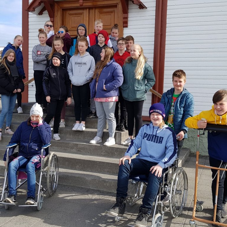 Nemendur áttunda bekkjar fyrir utan Húsavíkurkirkju þar sem aðgengi er sannarlega ábótavant.