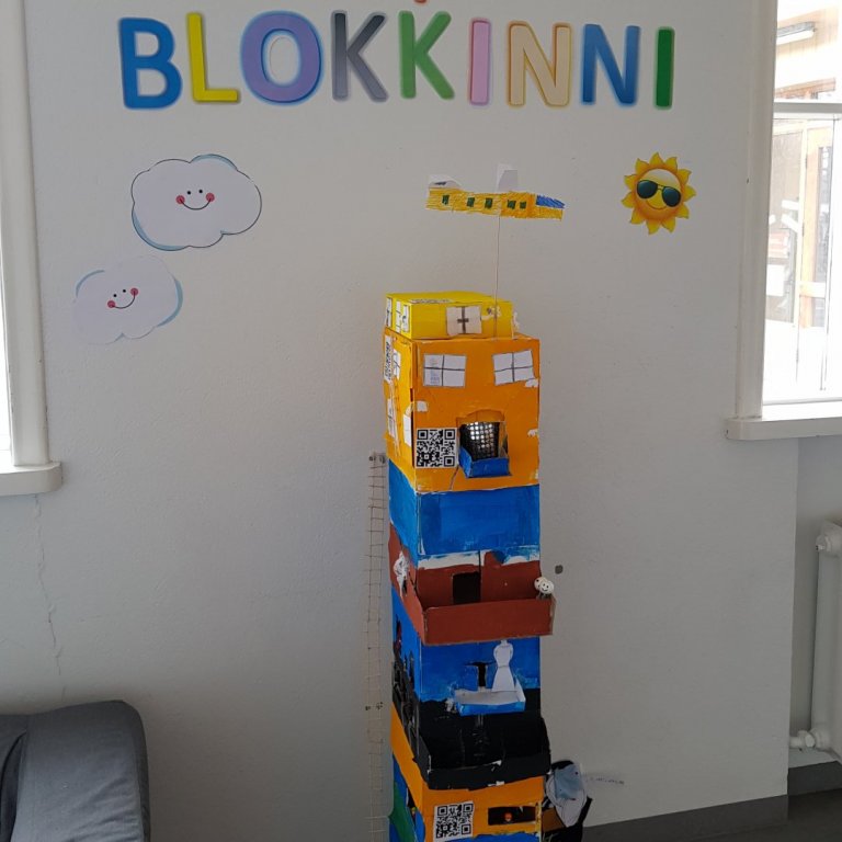 Það er allskonar fólk sem býr í blokkinni