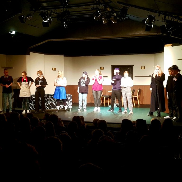 Á sviðinu í Gamla Samkomuhúsinu og alveg sorrý.