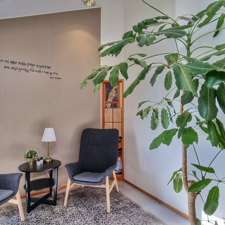 Hér er gott að glugga í góða bók.