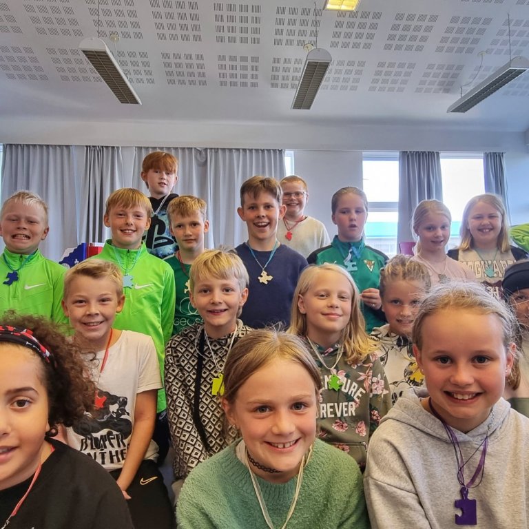 Nemendur fimmta bekkjar með vinahálsmenin