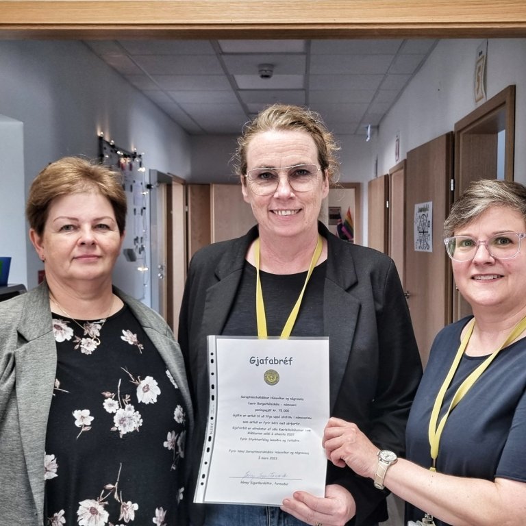 Þórey Sigurðardóttir, t.v. og Adrienne Davis t.h. ásamt Þórgunni Reykjalín skólastjóra.