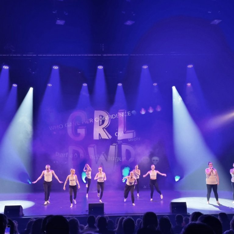 Nemendur Borgarhólsskóla á sviðinu í Hofi.