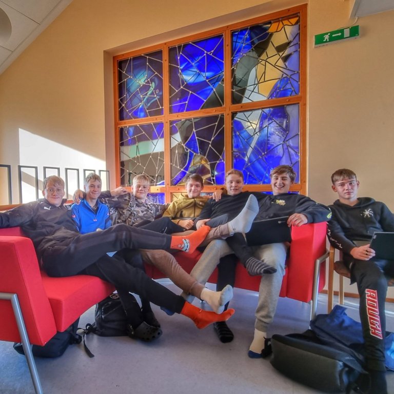 Drengir í tíunda bekk hafa það huggulegt í nýja sófanum.