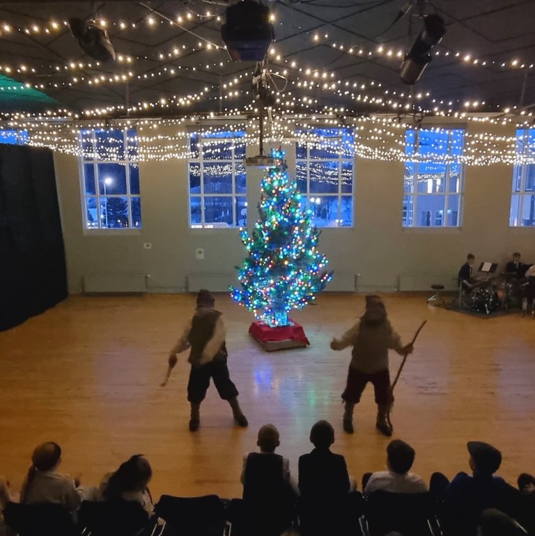 Frá litlu jólum þegar jólasveinarnir úr Dimmuborgum mættu til leiks.