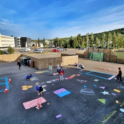 Nemendur fegra skólalóðina