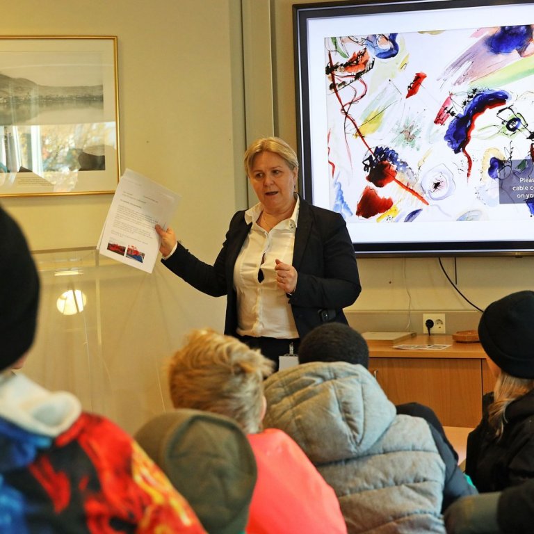 Drífa Valdimarsdóttir, fjármálastjóri Norðurþings tók á móti bréfinu.