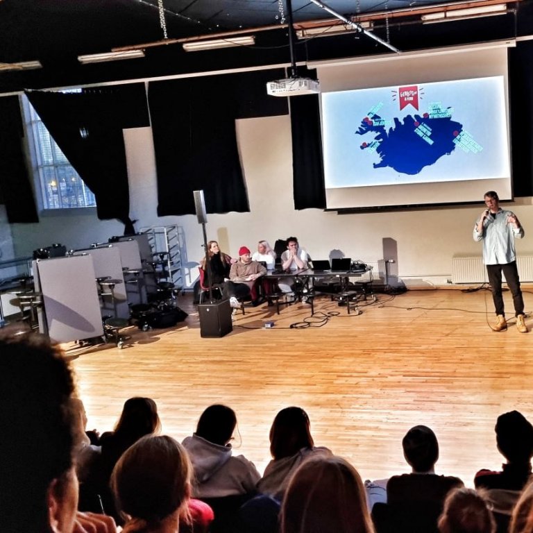 Grímur Atlason, framkvæmdastjóri Geðhjálpar kynnir dagskránna.