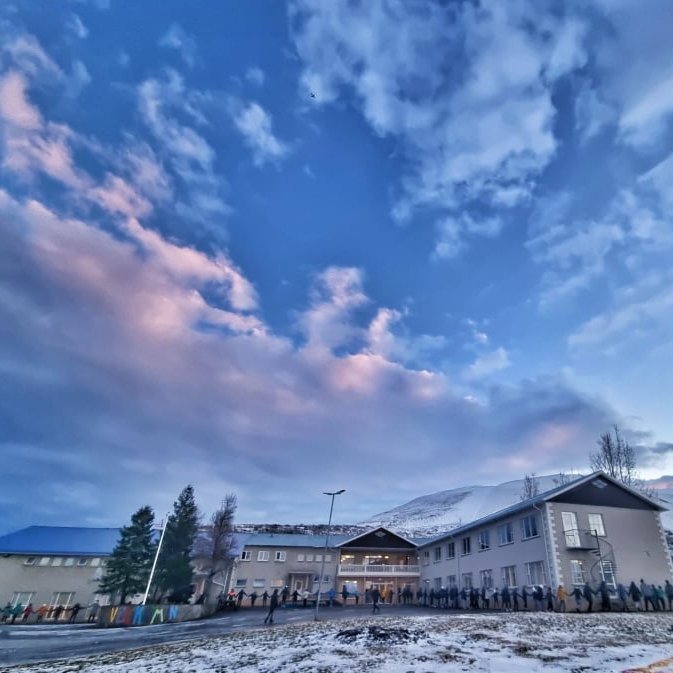 Nemendur faðma og knúsa skólann sinn