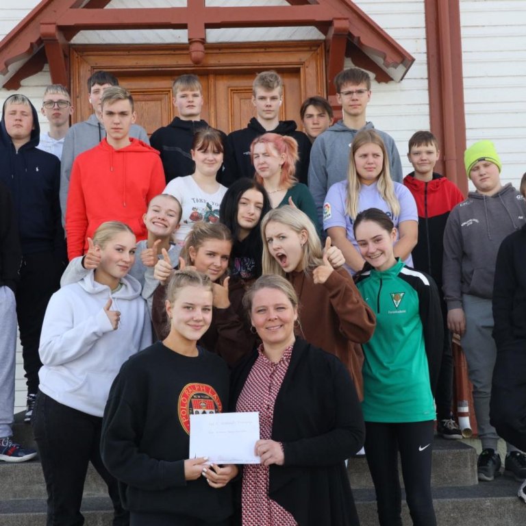 Nemendur tíunda bekkjar ásamt sóknarpresti við Húsavíkurkirkju.