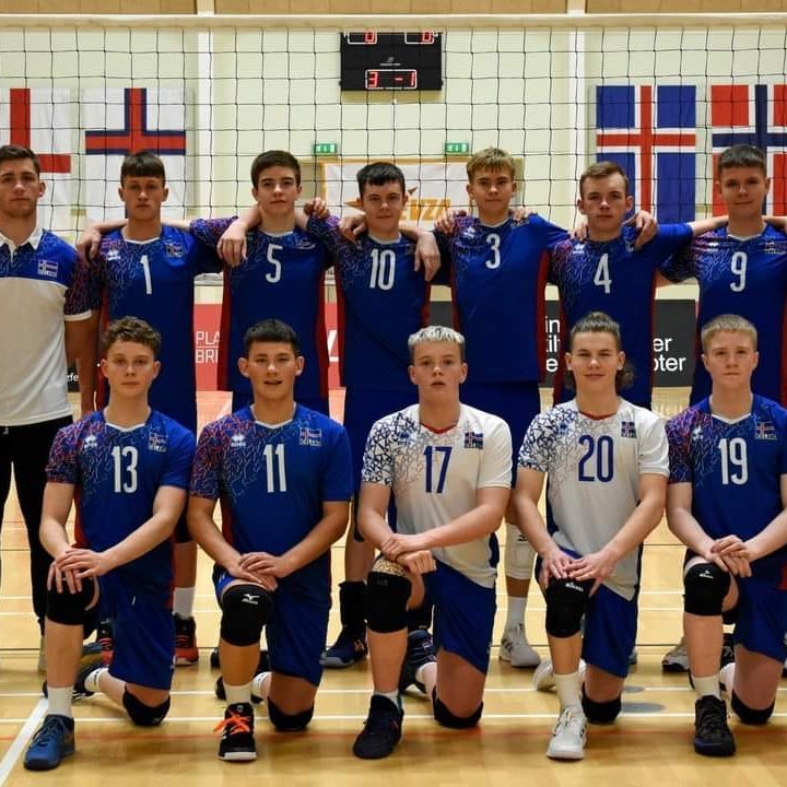 U-17 karlalandslið í blaki. Aron Bjarki er þriðji f.v. í treyju nr. 1 í aftari röð og Hörður Mar er …