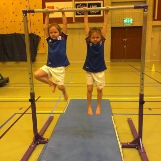 Hér etja nemendur kappi hvor við annan.