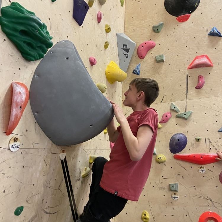 Helgi Jóel í klifurveggnum