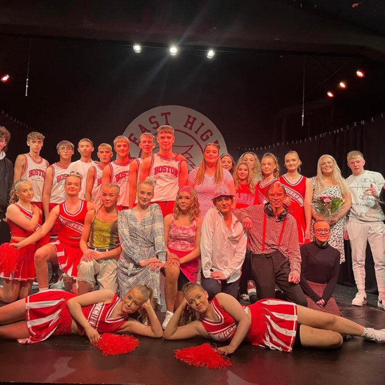 Stoltir nemendur að lokinni sýningu