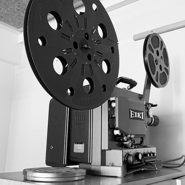 EIKI 16mm sýningarvél sem skólinn færði Héraðsskjalasafninu að gjöf.