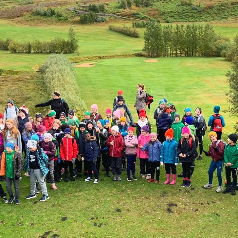 Nemendur fjórða og fimmta bekkjar á þriðja teig á Katlavelli.