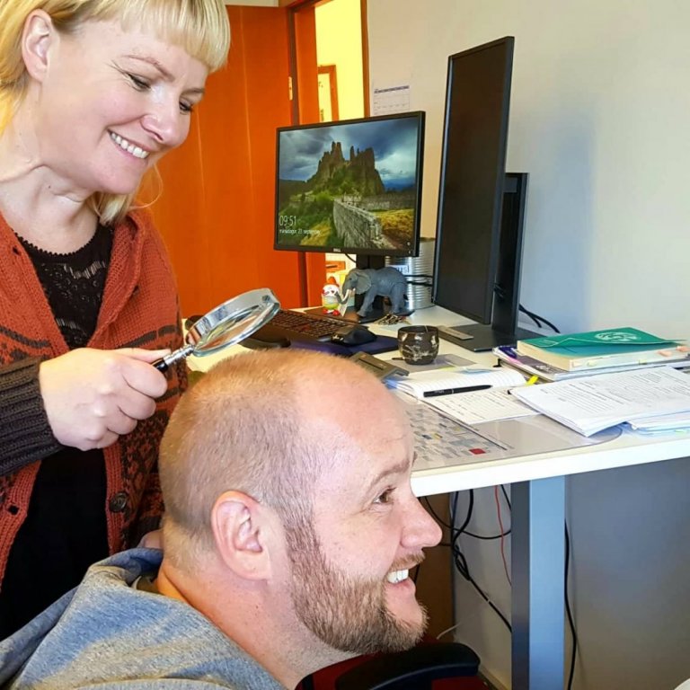 Stjórnendur rannsaka hvert annað gaumgæfilega.