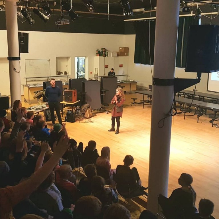 Sævar Helgi og Eva Rún ræða við nemendur um ímyndunaraflið