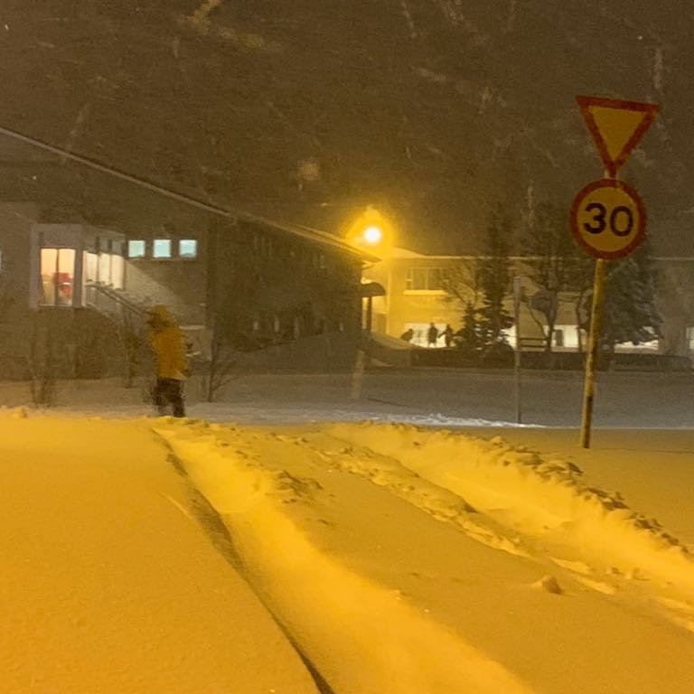 Það er ískyggileg veðurspáin og má búast við röskun á athöfnum daglegs  lífs og skólahaldi.