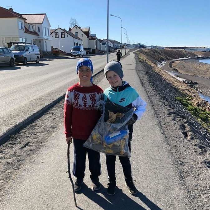 Nemendur plokka, flokka og tína rusl