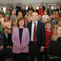 Frú Eliza og hr. Guðni Th. umvafin nemendum í söng