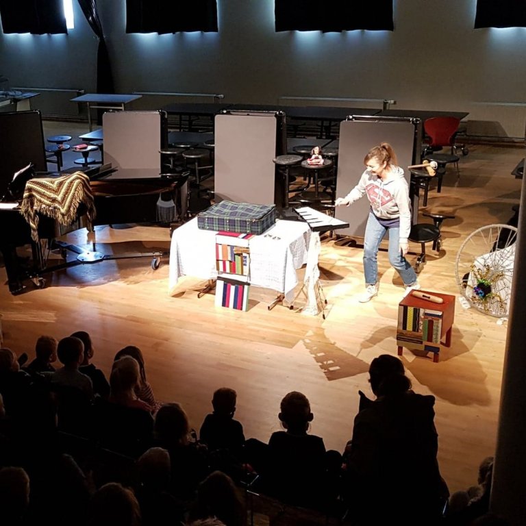 Þær Hrönn & Vala á sviðinu.