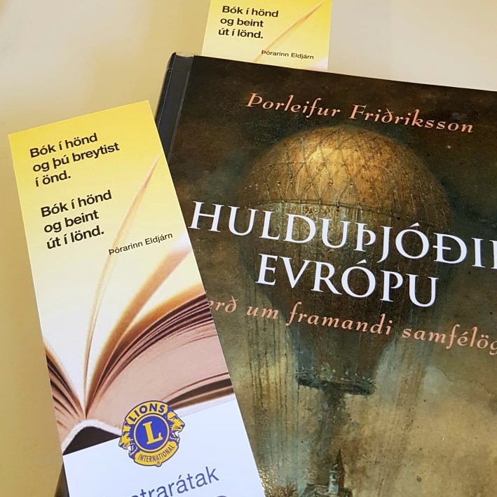 Bókin á skrifborði deildarstjóra komin með nýtt bókamerki.