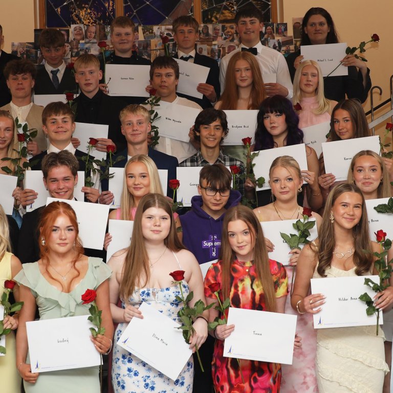 Útskrifaðir nemendur tíunda bekkjar í stiganum