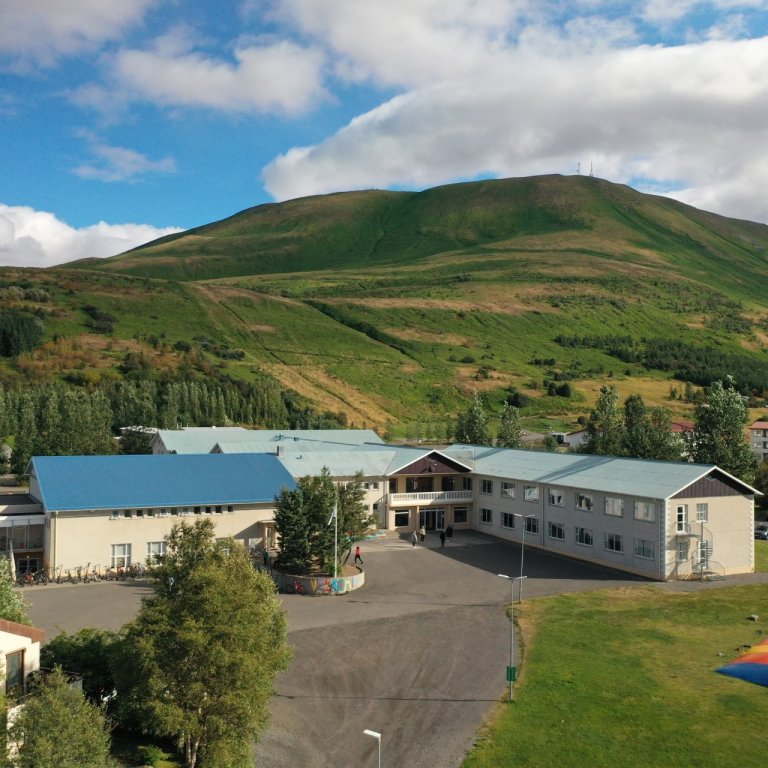 Skólinn okkar á góðum sumardegi