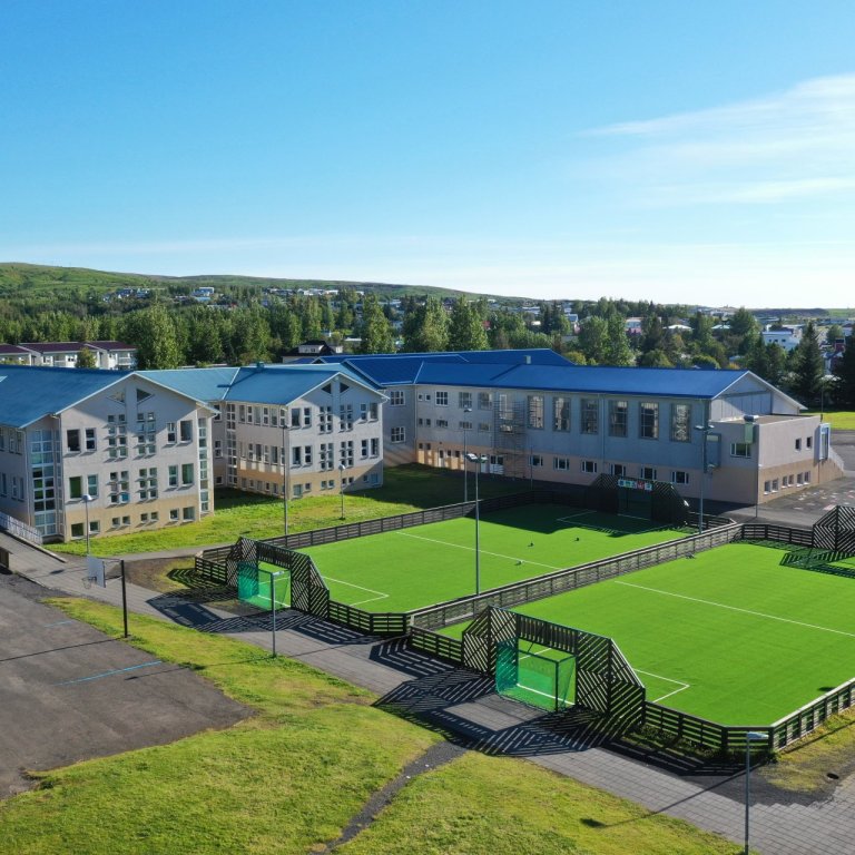 Horft í suðvestur að skólanum