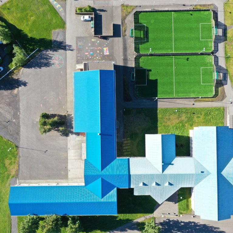 Nýtt þak og gervigras