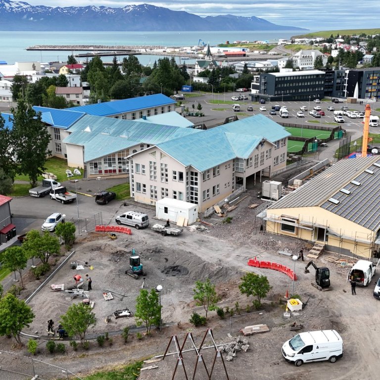 Staða framkvæmda við félagsmiðstöð og frístund