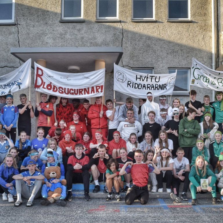 Glæsilegir unglingar skólans í lok Survivor leikanna