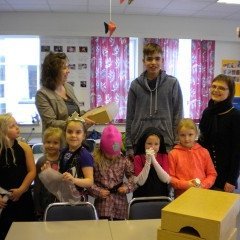 Fótskemlar smíðaðir fyrir skólann