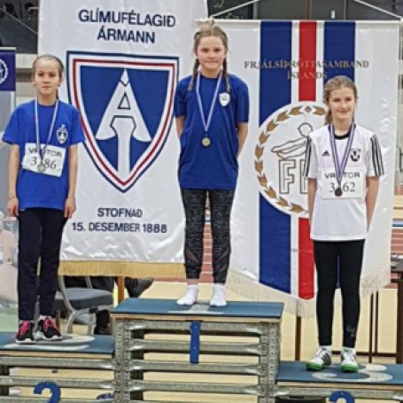 Elísabet á verðlaunapalli. Mynd HSÞ.