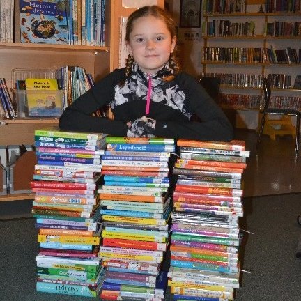 Elísabet við bókastaflann