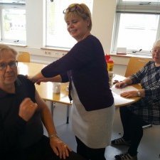 Binna sprautar Magga og Jane fylgist með