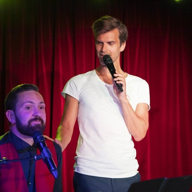 Bjarni Snæbjörnsson á sviði og Axel Ingi Árnason tónskáld við hljómborðið.