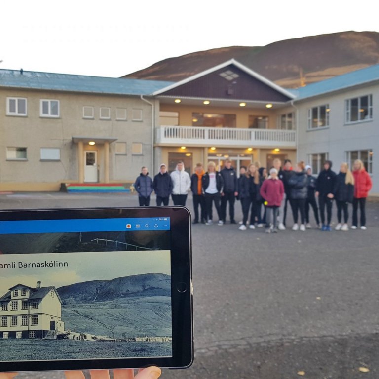 Gamli Barnaskólinn, nýji skólinn í byggingu og Borgarhólsskóli.