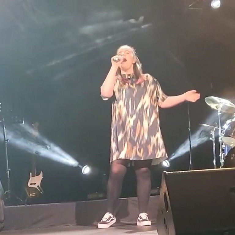 Hjördís Inga á sviði á Tónkvíslinni.