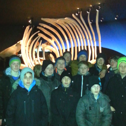 Drengir úr 8. bekk í hvalnum