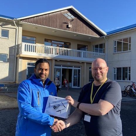 Daniel Annisius, aðstoðarframkvæmdastjóri Gentle Giants afhendir Hjálmari Boga, deildarstjóra, dróna…