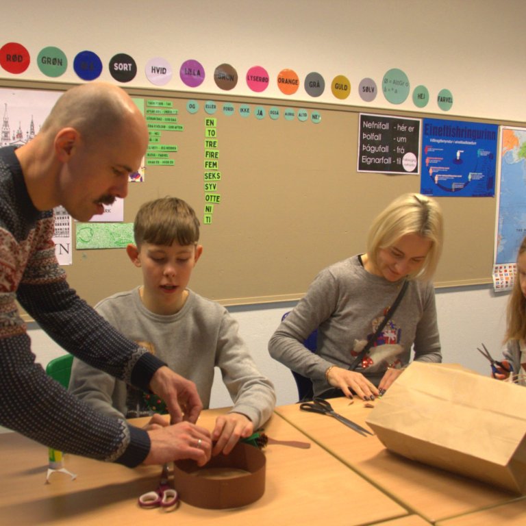 Fjölskyldur koma saman og föndra