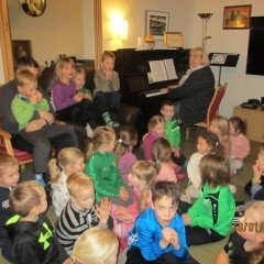 Nemendur 1. bekkjar syngja í Skógarbrekku