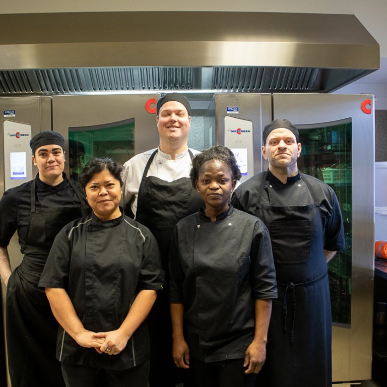 Þau Dagný Þóra, Christina, Fannar Emil, Roma og Mikael í eldhúsinu.