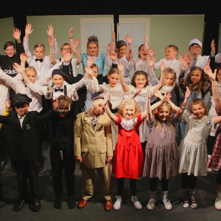 Nemendur sjöunda bekkjar í lokaatriði Annie