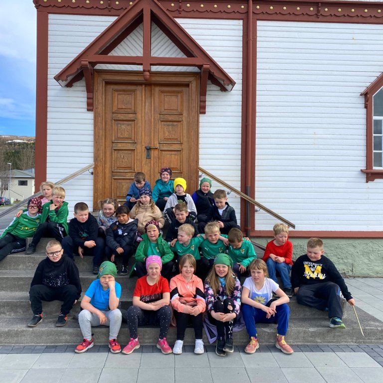 Nemendur við Húsavíkurkirkju