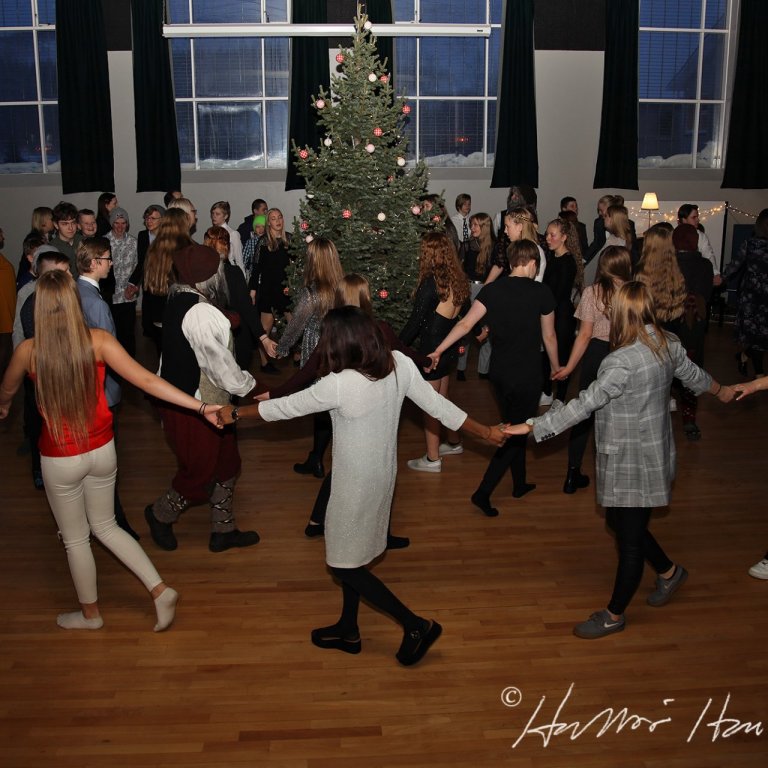 Nemendur dansa í kringum tréð í Salnum.