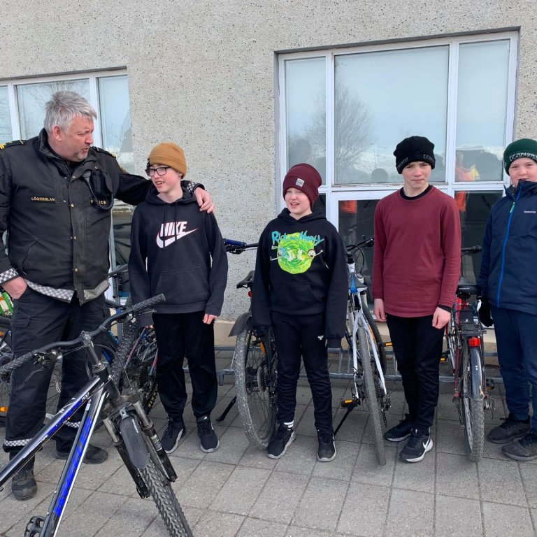 Hreiðar Hreiðarsson aðalvarðstjóri hjá lögreglunni leit við á skólalóðinni í morgun ásamt fleiri lög…