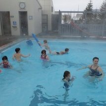 Það er heilsueflandi að fara í sund.